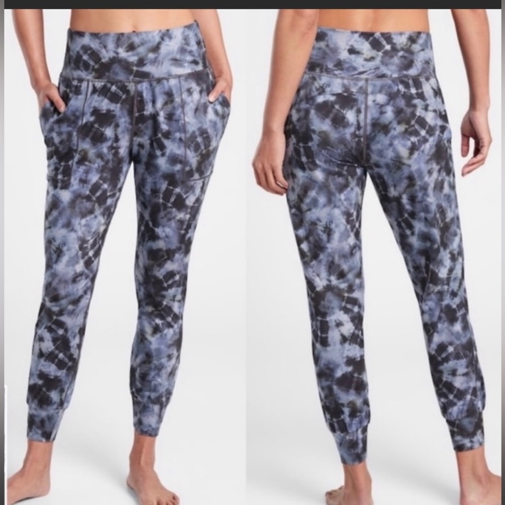 Athleta salutation printed joggers size S/xs